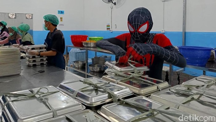 Spiderman Hibur dan Bagikan Makan Bergizi Gratis di Lumajang