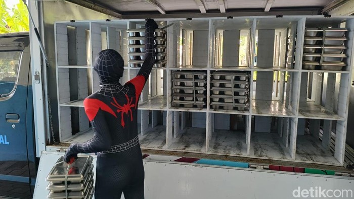 Spiderman Hibur dan Bagikan Makan Bergizi Gratis di Lumajang