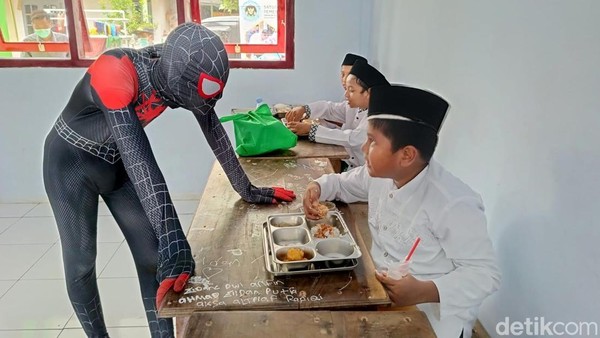 Spiderman Bagikan MBG dan Hibur Anak-anak di Lumajang