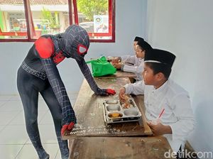 Spiderman Bagikan MBG dan Hibur Anak-anak di Lumajang
