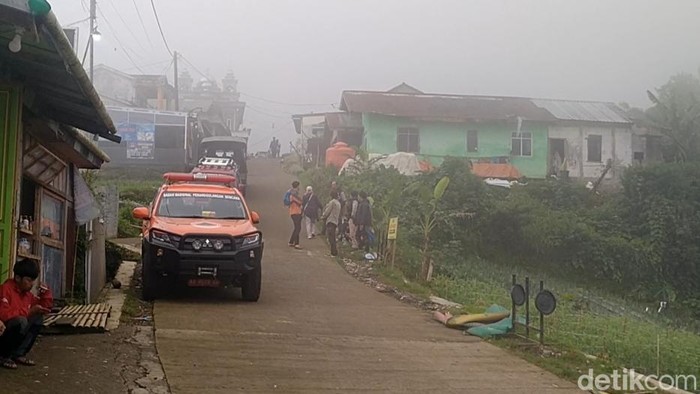 Suasana basecamp Dipajaya berkabut.