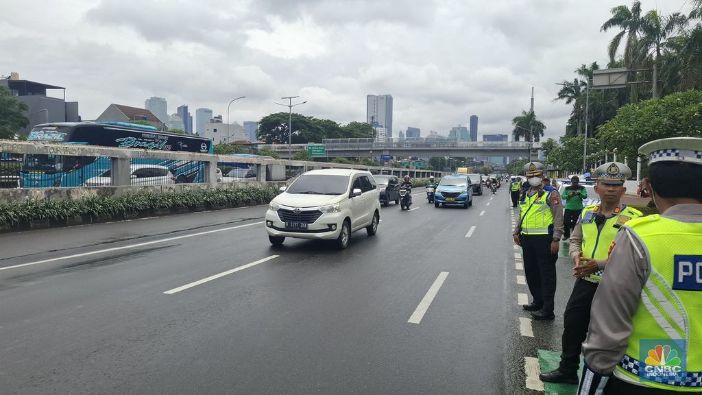 Suasana jelang demo buruh di depean gedung DPR/MPR RI, Jakarta, Kamis (15/1/2026). (CNBC Indonesia/Chandra Dwi Pranata)
