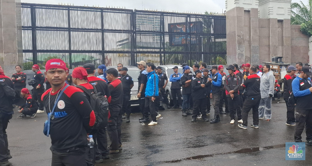 Suasana jelang demo buruh di depean gedung DPR/MPR RI, Jakarta, Kamis (15/1/2026). (CNBC Indonesia/Chandra Dwi Pranata)