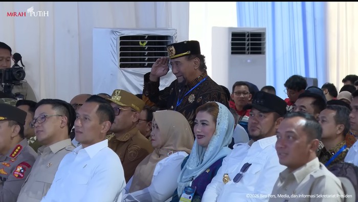 Sultan Kutai Kartanegara Ing Martadipura, Yang Mulia Adji Mohammad Arifin dalam peresmian kilang Balikpapan, Kaltim.