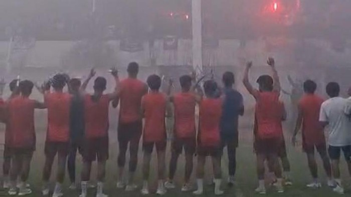 Suporter memberikan dukungan ke pemain PSM di Stadion Kalegowa.