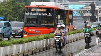 Bus Transjakarta melintas di jalur khusus di tengah padatnya lalu lintas ibu kota.