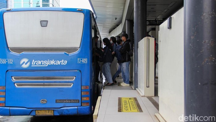 2 Pria Masturbasi di Bus Jakarta Ditangkap