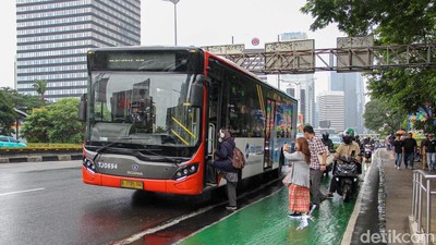 Tak Jadi Naik, Tarif Transjakarta Ringankan Beban Warga