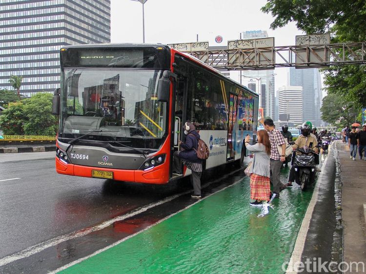 Tak Jadi Naik, Tarif Transjakarta Ringankan Beban Warga