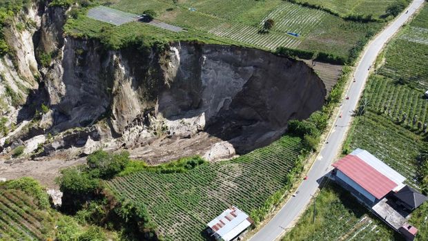 Tanah Amblas Ancam Jalan Lintas Aceh Tengah–Bener Meriah Foto udara suasana perkebunan milik warga yang amblas di jalan lintas Kecamatan Desa Pondok Balik, Kecamatan Ketol, Aceh Tengah, Aceh, Selasa (14/1/2026). Fenonema tanah amblas tersebut berada di pinggir jalan lintas penghubung Kabupaten Aceh Tengah dan Kabupaten Bener Meriah. ANTARA FOTO/Abiyyu/Lmo/foc.