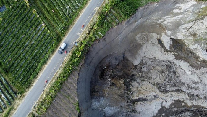 Foto udara suasana perkebunan milik warga yang amblas di jalan lintas Kecamatan Desa Pondok Balik, Kecamatan Ketol, Aceh Tengah,  Aceh, Selasa (14/1/2026). Fenonema tanah amblas tersebut berada di pinggir jalan lintas penghubung Kabupaten Aceh Tengah dan Kabupaten Bener Meriah. ANTARA FOTO/Abiyyu/Lmo/foc.