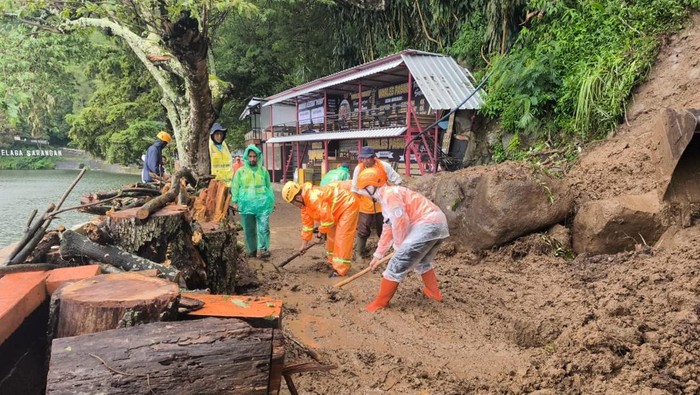 Tanah Longsor Timbun Jalan Lingkar Telaga Sarangan Magetan