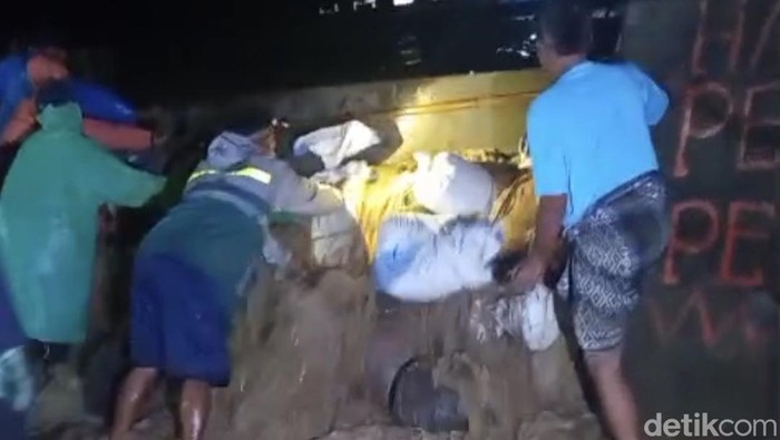 Tanggul Sungai Waridin jebol picu banjir di Brangsong, Kendal, Kamis (15/1/2026).