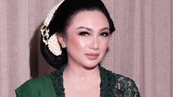 Most Popular: Foto Tata Cahyani Mencuri Atensi Saat Siraman Anak Tommy Soeharto