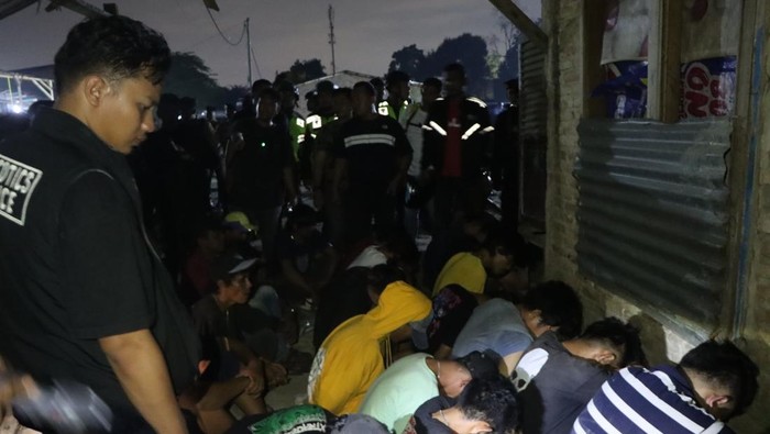 Teks foto: Polrestabes Medan saat menggerebek sarang narkoba Jermal 15. (Foto: dok. Polrestabes Medan)