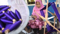 Menurut Kepala Bidang Kebudayaan Dinas Pendidikan dan Kebudayaan (Disdikbud) Kota Samarinda Barlin Hady Kesuma, 120 penenun aktif di Kampung Tenun Samarinda Seberang masih kesulitan bahan baku berupa benang sutra.