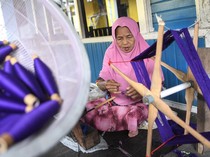 Nasib Tenun Samarinda di Tengah Krisis Benang Sutra
