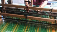 Perajin di Kampung Tenun, Samarinda Seberang, Kota Samarinda, Kalimantan Timur.