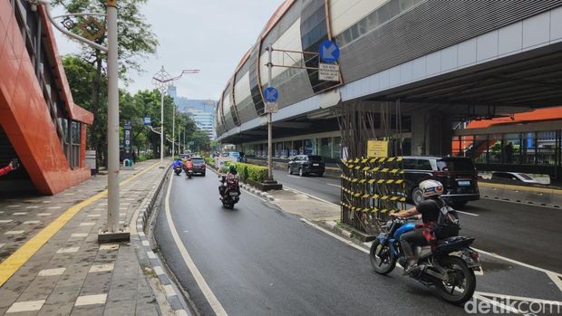 Tiang monorel di Rasuna Said yang sudah dibongkar. (Adrial/detikcom)