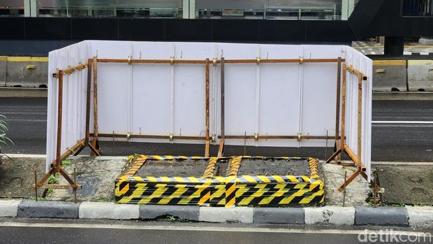 Tiang monorel di Rasuna Said yang sudah dibongkar. (Adrial/detikcom)