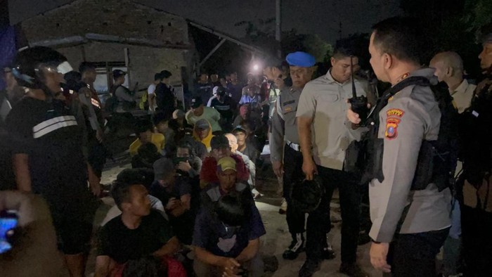 Tim gabungan saat ini melakukan pemeriksaan dan pendalaman dengan melibatkan warga setempat guna menelusuri proses pembangunan barak-barak tersebut. Aparat meyakini bangunan tersebut tidak mungkin berdiri dalam semalam, melainkan melalui proses yang terorganisir dan terstruktur. (dok. Brimob Polda Sumut)