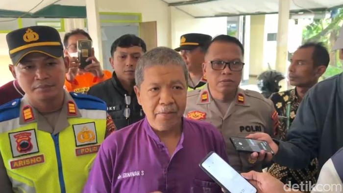 Tim medis RSUD Goeteng Taroenadibrata Purbalingga, dr Gunawan saat memberikan keterangan kepada wartawan terkait kematian jasad pendaki Gunung Slamet, Kamis (15/1/2026).