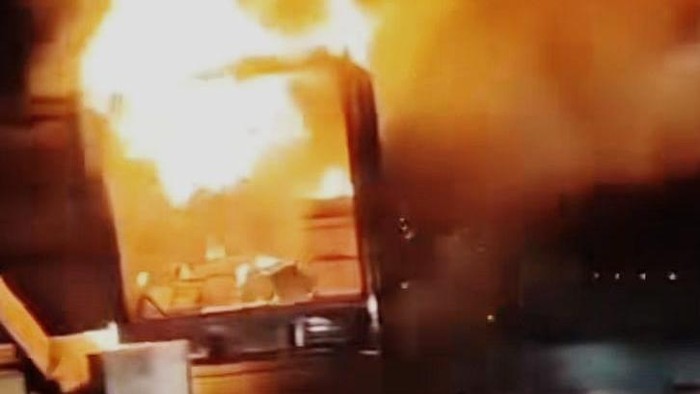 Truk Ekspedisi Terbakar di Tol Indralaya-Palembang, Paket Hangus Dilalap Api