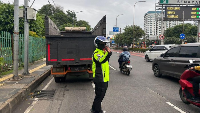 Hati-hati, Ada Truk Gangguan di Senayan Arah Slipi Jakbar