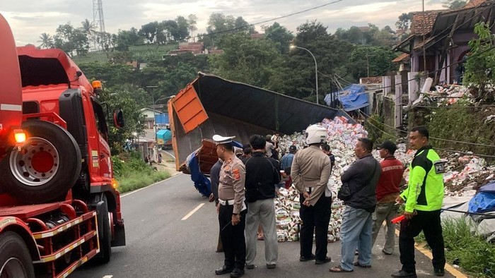 Truk muatan botol susu terguling di Nagreg
