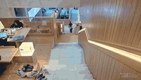 Lorong tangga perpustakaan Jakarta yang nampak bersih.