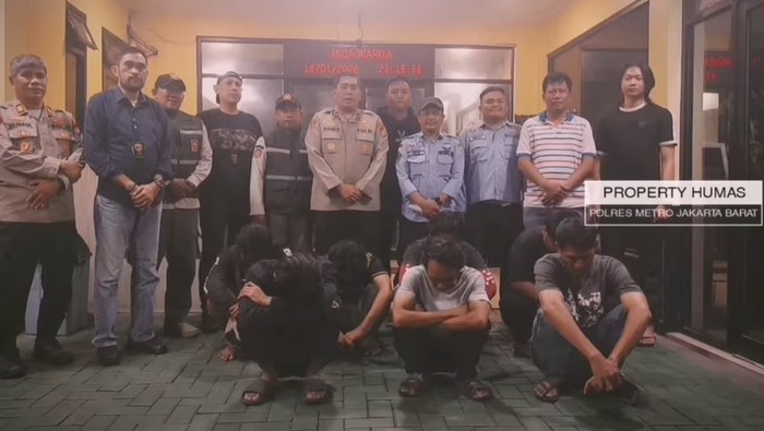 Cara Pak Ogah Loloskan Kendaraan Meski Exit Tol Rawa Buaya Ditutup Rantai