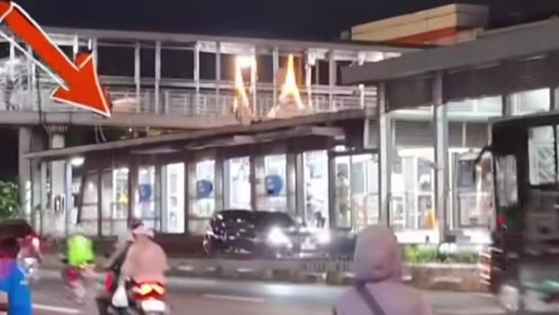 Video yang memperlihatkan satu unit mobil berkendara melawan arah di jalur TransJ (busway) viral di medsos. Peristiwa itu terjadi di kawasan Matraman, Jaktim. (Screenshot video viral)