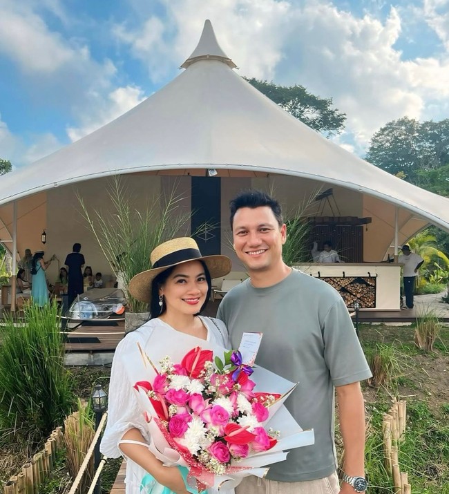 Nama Titi Kamal dan Christian Sugiono sudah lama dikenal sebagai pasangan selebriti yang harmonis. Namun sebelum mencapai titik tersebut, keduanya juga melewati fase putus-nyambung yang cukup panjang selama berpacaran. Setelah menjalin hubungan selama kurang lebih satu dekade, Titi dan Tian akhirnya menikah pada 2009. Foto: Instagram @titi_kamall