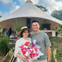 Nama Titi Kamal dan Christian Sugiono sudah lama dikenal sebagai pasangan selebriti yang harmonis. Namun sebelum mencapai titik tersebut, keduanya juga melewati fase putus-nyambung yang cukup panjang selama berpacaran. Setelah menjalin hubungan selama kurang lebih satu dekade, Titi dan Tian akhirnya menikah pada 2009. Foto: Instagram @titi_kamall