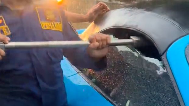 Viral damkar di Bogor pecahkan kaca Porsche saat evakuasi kunci tertinggal di dalam mobil. (Tangkapan layar)