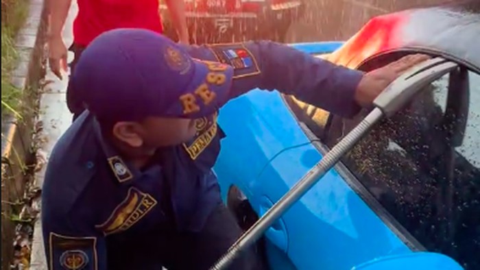 Viral Damkar Evakuasi Kunci Tertinggal dengan Pecahkan Kaca Porsche