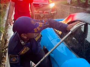 Viral Damkar Evakuasi Kunci Tertinggal dengan Pecahkan Kaca Porsche
