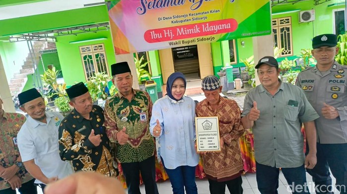 Wabup Mimik menyerahkan bantuan rumah untuk pemulung Krian, Sidoarjo