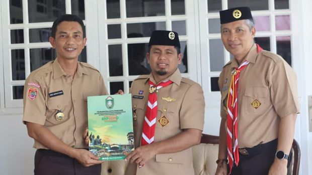 Wali Kota Parepare, Tasming Hamid menyerahkan SK Plt Kadisdikbud ke Dede Harirustaman. Wali Kota Parepare, Tasming Hamid menyerahkan SK Plt Kadisdikbud ke Dede Harirustaman.