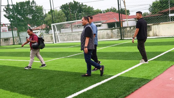 Wali Kota Pekanbaru, Agung Nugroho saat cek lapangan mini soccer. (Dok Pemkot Pekanbaru)