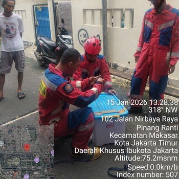 Warga Jaktim mendadak heboh karena ada ular jatuh dari atap rumahnya. Ular jenis ular sapi itu sempat bersembunyi di tumpukan galon di pojok rumah. (dok Ist)