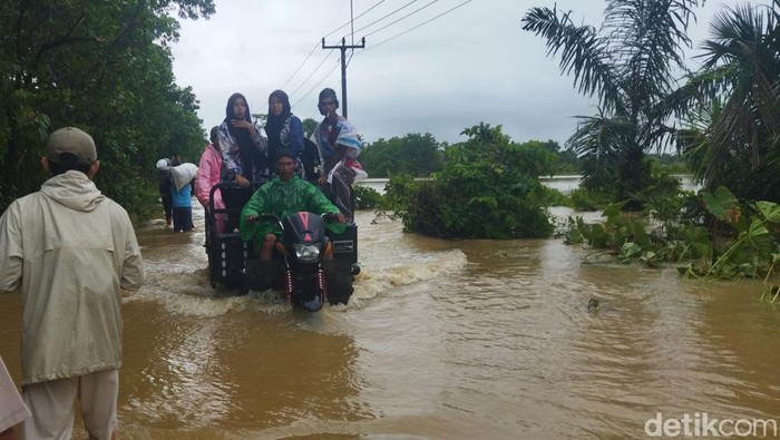 Usaha Korban Banjir Pandeglang Sediakan Jasa Ojek Tossa untuk Cari Cuan