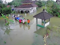 Video: Viral Jenazah Warga Pati Diantar Pakai Perahu gegara Banjir