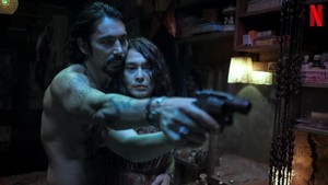 Abimana Aryasatya tampil sangar dan bertato di film terbarunya berjudul Secrets bersama dengan Sha Ine Febriyanti.  Foto: Instagram @abimana_arya (Netflix)