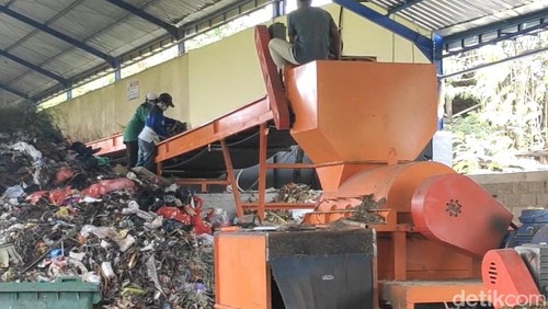 Aktivitas pengolahan sampah di TPS3R Desa Cemagi, Kecamatan Mengwi, Badung, Bali, Jumat (16/1/2026). (Foto: Agus Eka/detikBali)
