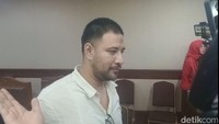 Namun, Ammar Zoni membantah menyebut dirinya sebagai gudang sabu. Saya tidak pernah mengatakan kalau saya itu adalah sebagai gudang, dan saya juga mengatakan kenapa saya bilang Rivaldi, itu yang memberikan segala macam karena pada kenyataannya dia memang datang ke kamar saya, ucap Ammar. Foto: Muhammad Ahsan Nurrijal/detikcom