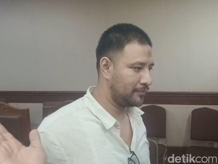 Ammar Zoni dan dokter Kamelia di Pengadilan Negeri Jakarta Selatan, Kamis (15/1/2026).