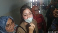 Dokter Kamelia menegaskan dirinya nggak pernah bersentuhan dengan narkoba. Maksud soal plastik aku tidak tahu apa-apa, cuma titip ya sudah plastik. Kalau masalah klip aku nggak tahu, cuma titipan doang, kata dokter Kamelia usai sidang dalam Pengadilan Negeri Jakarta Pusat, kemarin. Foto: Muhammad Ahsan Nurrijal/detikcom
