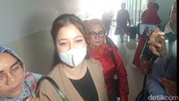 Dokter gigi itu memohon kepada netizen agar gak menanyakan tentang Ammar Zoni kepadanya. Foto: Muhammad Ahsan Nurrijal/detikcom