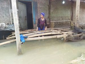 Video Pilu Korban Banjir Pandeglang: Rumah Rusak, Uang Jualan Hanyut